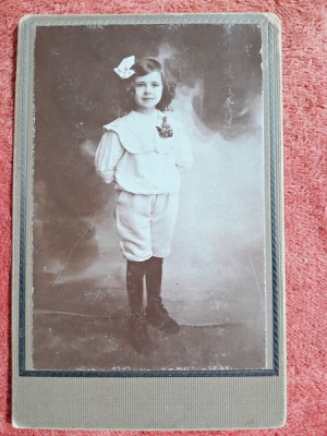 Fotografie tip CDV, fetita cu fundita in par, imbracata baieteste, 1909 foto
