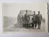 Fotografie 85 x 52 mm cu soldati langa vehicul un militar din anii 30