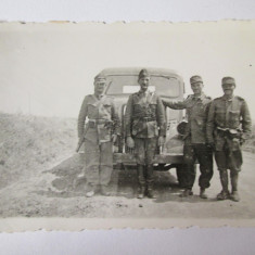 Fotografie 85 x 52 mm cu soldati langa vehicul un militar din anii 30