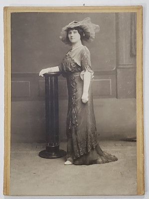 TANARA CU PALARIE , IN STUDIO , FOTOGRAFIE , CCA. 1900 foto