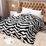 Patura CoCoLiNo cu blanita 200x230cm Jojo Home Alb-Negru animal print