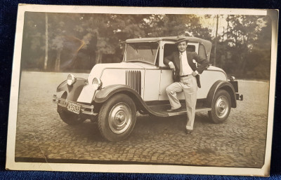 BARBAT POZAND LANGA AUTOMOBIL , FOTOGRAFIE TIP CARTE POSTALA , MONOCROMA , NECIRCULATA , PERIOADA INTERBELICA foto