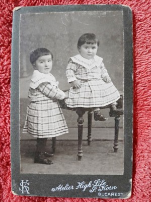 Fotografie tip CDV, doua fetite, inceput de secol XX foto