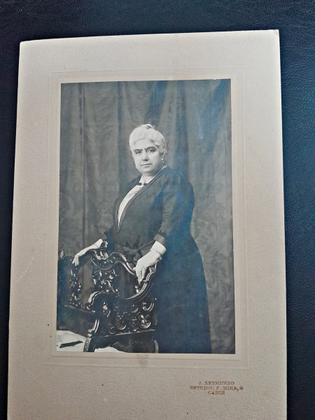 Fotografie pe carton, femeie perioada interbelica
