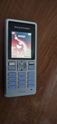 Sony Ericsson T250i , FUNCTIONEAZA ORANGE , SE VINDE CU INCARCATOR . foto