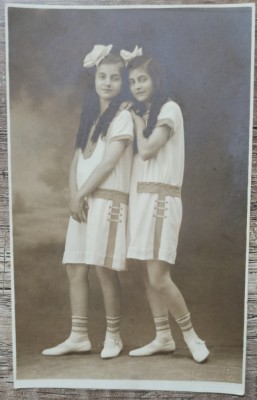 Surori// foto tip CP, F. Mandy, Et. Lonya Bucuresti-Govora foto
