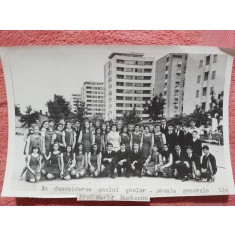 Fotografie, elevii clasei a VIII-a la deschiderea anului scolar, scoala generala 120 in anul 1974