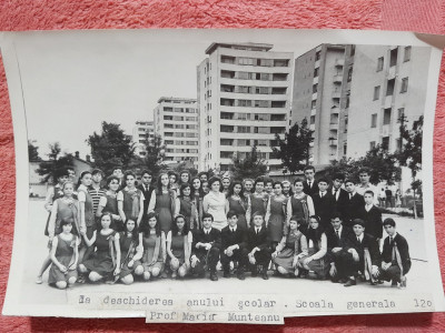 Fotografie, elevii clasei a VIII-a la deschiderea anului scolar, scoala generala 120 in anul 1974 foto