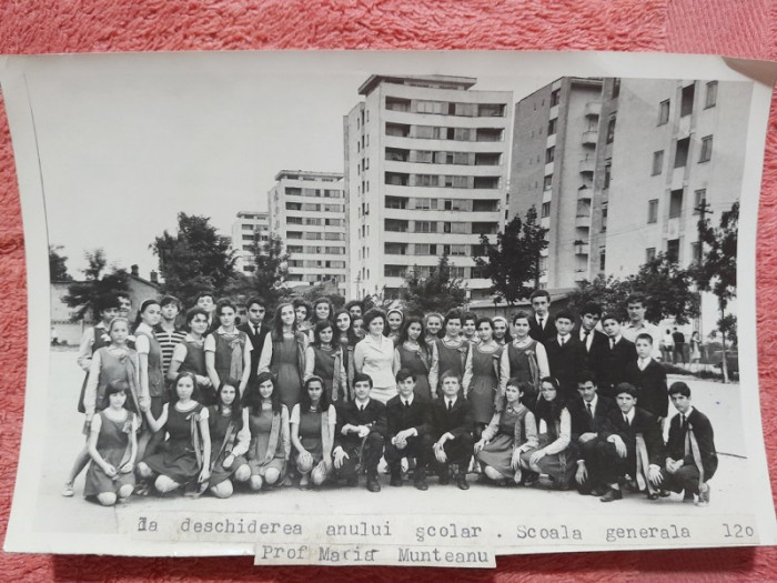 Fotografie, elevii clasei a VIII-a la deschiderea anului scolar, scoala generala 120 in anul 1974