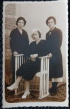 Fotografie tip Carte Postala, Trei prietene, perioada interbelica
