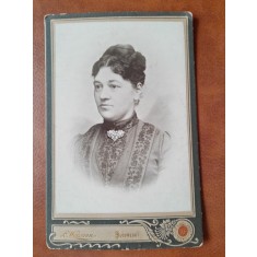 Fotografie femeie cu brosa, pe carton, sfarsit de secol XIX