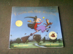 ROOM ON THE BROOM - JULIA DONALDSON CARTE PENTRU COPII, IN LIMBA ENGLEZA foto