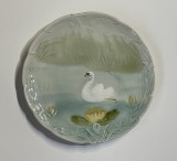 Majolica suedeza in stil Art Nouveau, anii 1900, lebada cu nuferi, Farfurii