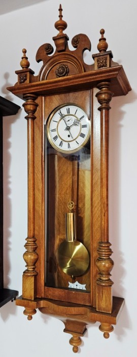 Ceas de perete cu pendul si o greutate