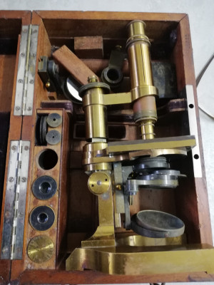 Microscop Leitz,1900,in cutie, functional,numeroase oculare si obiective,complet foto