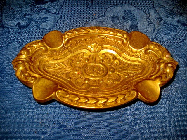 3977-Scrumiera mica antica in bronz masiv, perioada 1900- 1930. Stare buna.