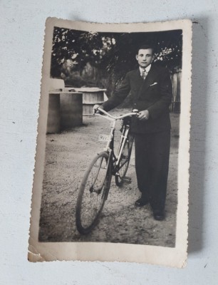 Fotografie veche anii 40, Transilvania, barbat tanar cu biciclea, tip carte postala foto