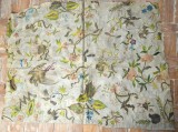 Fragment de broderie textilă cu fir metalic și mătase policromă, posibil Franța sau Portugalia, cca 1700&ndash;1750