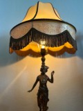 Veioză decorativă cu sculptură din zinc și abajur din piele &ndash; stil Art Nouveau