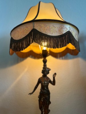 Veioză decorativă cu sculptură din zinc și abajur din piele &amp;ndash; stil Art Nouveau foto