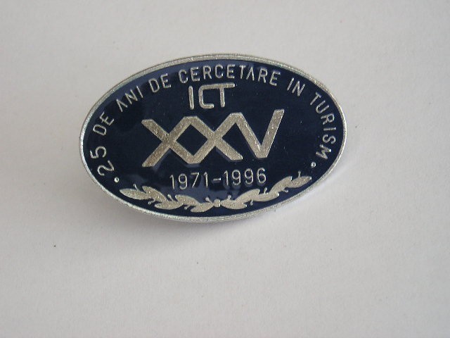 QW9 I 41 - Insigna - tematica turism - 25 de ani de cercetare in turism - 1996