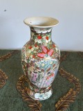 Vază porțelan chinezesc vintage, stil Famille Rose/Canton, decor cu piersici și scenă cu curteni