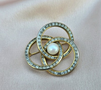 BROSA VINTAGE DIN METAL SUFLAT CU DECOR CRISTALE SI PERLA FALSA foto