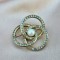 BROSA VINTAGE DIN METAL SUFLAT CU DECOR CRISTALE SI PERLA FALSA