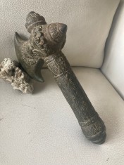 Toporisca vintage ritualica din bronz foto