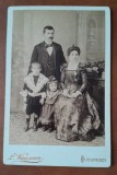 Fotografie pe carton, familie cu doi copii, sfarsit de secol XIX
