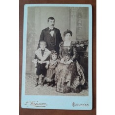 Fotografie pe carton, familie cu doi copii, sfarsit de secol XIX