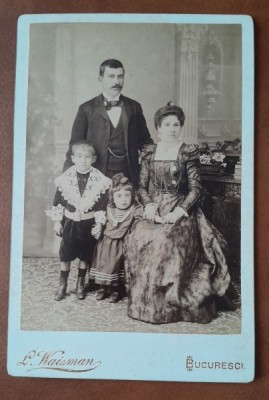 Fotografie pe carton, familie cu doi copii, sfarsit de secol XIX foto