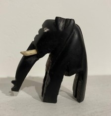 Sculptură Elefănțel de abanos cu colți de fildeș, &icirc;nălțime 6,5 cm, artă africană, foarte expresiv si decorativ, miniatură, artă primitivă