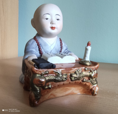 Figurina / bibelou porțelan, invatacel chinez - foto