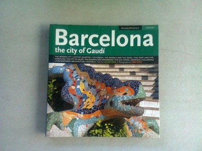 BARCELONA THE CITY OF GAUDI - LLATZER MOIX (GHID) foto