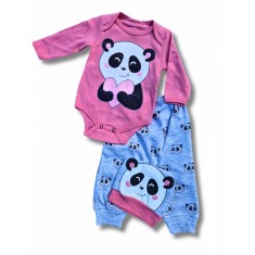 Set body, pantaloni si caciulita panda cu inimioara roz bebelusi bumbac 0-6 luni