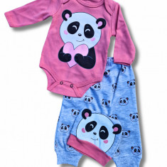 Set body, pantaloni si caciulita panda cu inimioara roz bebelusi bumbac 0-6 luni