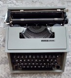 De vanvare o frumoasă mașină de scris Olivetti Dora din ani 1970