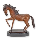 Cal la trap-statueta din bronz pe un soclu din marmura TBA-175