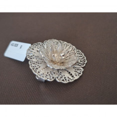 Brosa eleganta din argint, model floare 3D, petale dantelate - 3 cm foto