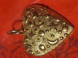 Pandantiv/bijuterie veche Superba,2,5cm/3 cm fara inel,pozele reflecta realitatea,pandativ vintage Inima cu stele/luna &icirc;n relief