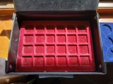Cutie plastic negru cu tavite pt. colectie monede