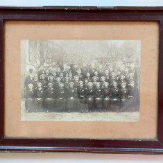 Fotografie tablou veche grup de tineri absolventi scoala (biserica /confirmare?)