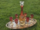 Set rom&acirc;nesc de 6 pahare si o sticla / carafa pentru vin.