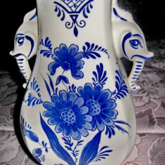 972-Vaza ceramica model Delft Holland capete elefanti si motiv floral.