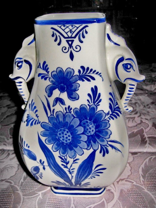 972-Vaza ceramica model Delft Holland capete elefanti si motiv floral.
