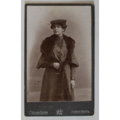 FOTOGRAFIE C.D.V. , STUDIO ATELIER OSTEN , FRANKFURT, DOAMNA CU GULER DE BLANA , CCA. 1900