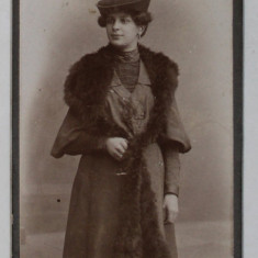 FOTOGRAFIE C.D.V. , STUDIO ATELIER OSTEN , FRANKFURT, DOAMNA CU GULER DE BLANA , CCA. 1900