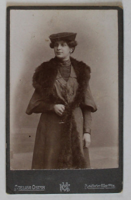 FOTOGRAFIE C.D.V. , STUDIO ATELIER OSTEN , FRANKFURT, DOAMNA CU GULER DE BLANA , CCA. 1900 foto
