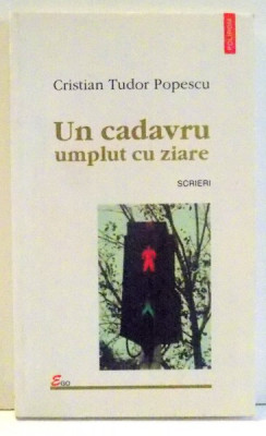 UN CADAVRU UMPLUT CU ZIARE de CRISTIAN TUDOR POPESCU , 2001 foto